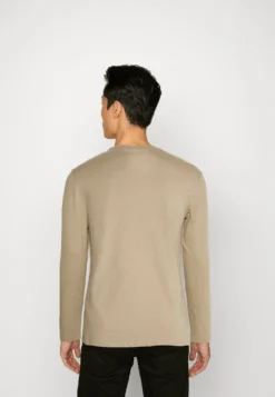 Pier One 5 Pack - Topper Langermet - Tan/Light Blue/White -Boutique mote herrebutikk 008645d5688d422a8f4d63dd27c62de9 scaled