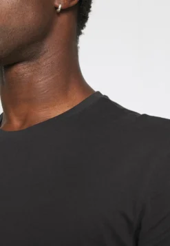 Pier One 3 Pack - T-Shirts - Black/Mottled Dark Grey/Bordeaux -Boutique mote herrebutikk 04cd6e61680f434c97b57d78f55241fd scaled