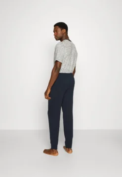 Pier One 2 Pack - Pyjamasbukse - Dark Blue/Mottled Light Grey -Boutique mote herrebutikk 058df6f0d3f34a2aaf1cb22da08558a8 scaled