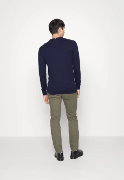 Pier One 2 Pack - Chinos - Black/Olive -Boutique mote herrebutikk 09357ce8fd374339b814d37ead99c350 scaled