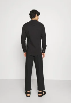 Pier One Muscle Fit Stand- Skjorte - Black 10 Pier One Muscle Fit Stand- Skjorte - Black -Boutique mote herrebutikk 0baebc4f5c6545e38aaa3b4f90cebbda scaled