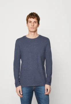 Pier One Topper Langermet - Mottled Dark Blue/Light Brown/Off-White -Boutique mote herrebutikk 0e1473e0b15d4184a1c5205f60ccb542 scaled