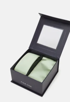 Pier One Set - Lommetørkle - Light Green -Boutique mote herrebutikk 186418c4632045a49f49be956c5a79e1 scaled