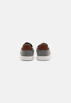 Pier One Unisex - Slippers - Dark Grey -Boutique mote herrebutikk 1a4cf2d9897d4c98b0ddac911d5c994e scaled