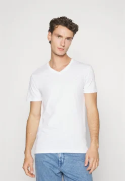 Pier One V Neck Bird Tonal 3 Pack - T-Shirts - Light Brown/White/Dark Blue 12 Pier One V Neck Bird Tonal 3 Pack - T-Shirts - Light Brown/White/Dark Blue -Boutique mote herrebutikk 1f5463f9c0604b97998b18e77595bc5f scaled