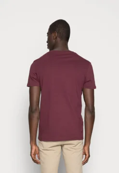 Pier One 2 Pack - T-Shirts - Bordeaux -Boutique mote herrebutikk 1fa0bce7e239491b9143bae34d4918c0 scaled