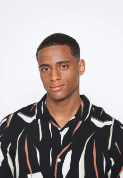 Pier One Contemporary Art Regular Resort- Skjorte - Black -Boutique mote herrebutikk 209c2b8fb1b54d8599c6f0e75d4a20f4 scaled