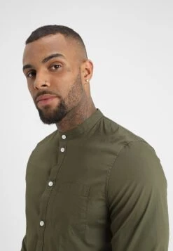 Pier One Muscle Fit Stand- Skjorte - Oliv -Boutique mote herrebutikk 259eaf52e4d4427a96fee394df68933f