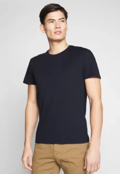 Pier One 2 Pack - T-Shirts - White/Dark Blue -Boutique mote herrebutikk 29e824f9825c4b58be6620e83ee4ac6b scaled