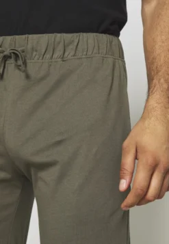 Pier One 2 Pack - Pyjamasbukse - Black/Khaki -Boutique mote herrebutikk 2d7e8aabb1c34004a160f9bd3c559011 scaled