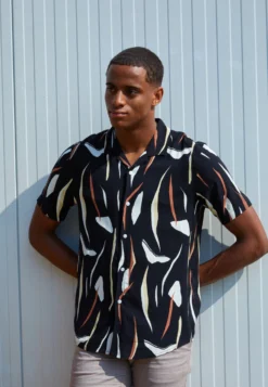 Pier One Contemporary Art Regular Resort- Skjorte - Black -Boutique mote herrebutikk 2d83ec63d164465989dae86a7aa08f89 scaled