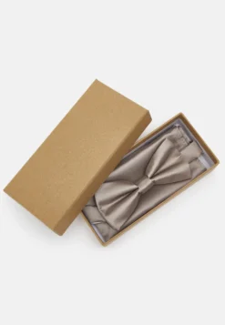 Pier One Set - Lommetørkle - Stone -Boutique mote herrebutikk 2e20d7fb99604f3ebdc21ea5b1233e9d scaled