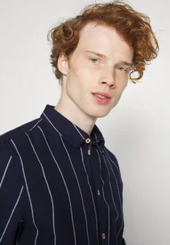 Pier One Linen Mix Stripe - Skjorte - Dark Blue 9 Pier One Linen Mix Stripe - Skjorte - Dark Blue -Boutique mote herrebutikk 368860f76af348d18efc7d675b2e5f38 scaled