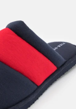Pier One Unisex - Tøfler - Dark Blue/Red -Boutique mote herrebutikk 3873ff5ffc164a00938853720f513c10 scaled