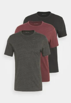 Pier One 3 Pack - T-Shirts - Black/Mottled Dark Grey/Bordeaux 14 Pier One 3 Pack - T-Shirts - Black/Mottled Dark Grey/Bordeaux -Boutique mote herrebutikk 3a3d359b577841e6a576172d8b53126f scaled