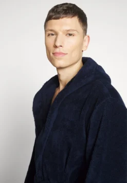 Pier One Badekåpe - Dark Blue -Boutique mote herrebutikk 41cb914371934a1bb7fd15e05e23e4bb scaled
