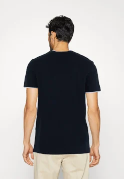Pier One T-Shirts - Dark Blue 8 Pier One T-Shirts - Dark Blue -Boutique mote herrebutikk 4221f542daa24df797b49d905dce70e0 scaled