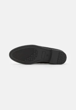 Pier One Slippers - Black -Boutique mote herrebutikk 42b979e5a07b4ed8bd23bd3949b05fca scaled