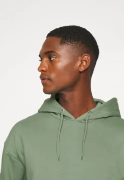 Pier One Hoodie - Desert Sage -Boutique mote herrebutikk 438e4d5b980a4df7b0c9f3e54da88c4d scaled