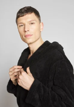 Pier One Badekåpe - Black 9 Pier One Badekåpe - Black -Boutique mote herrebutikk 46ddd89e67e647d9a552c22e74d82b35 scaled