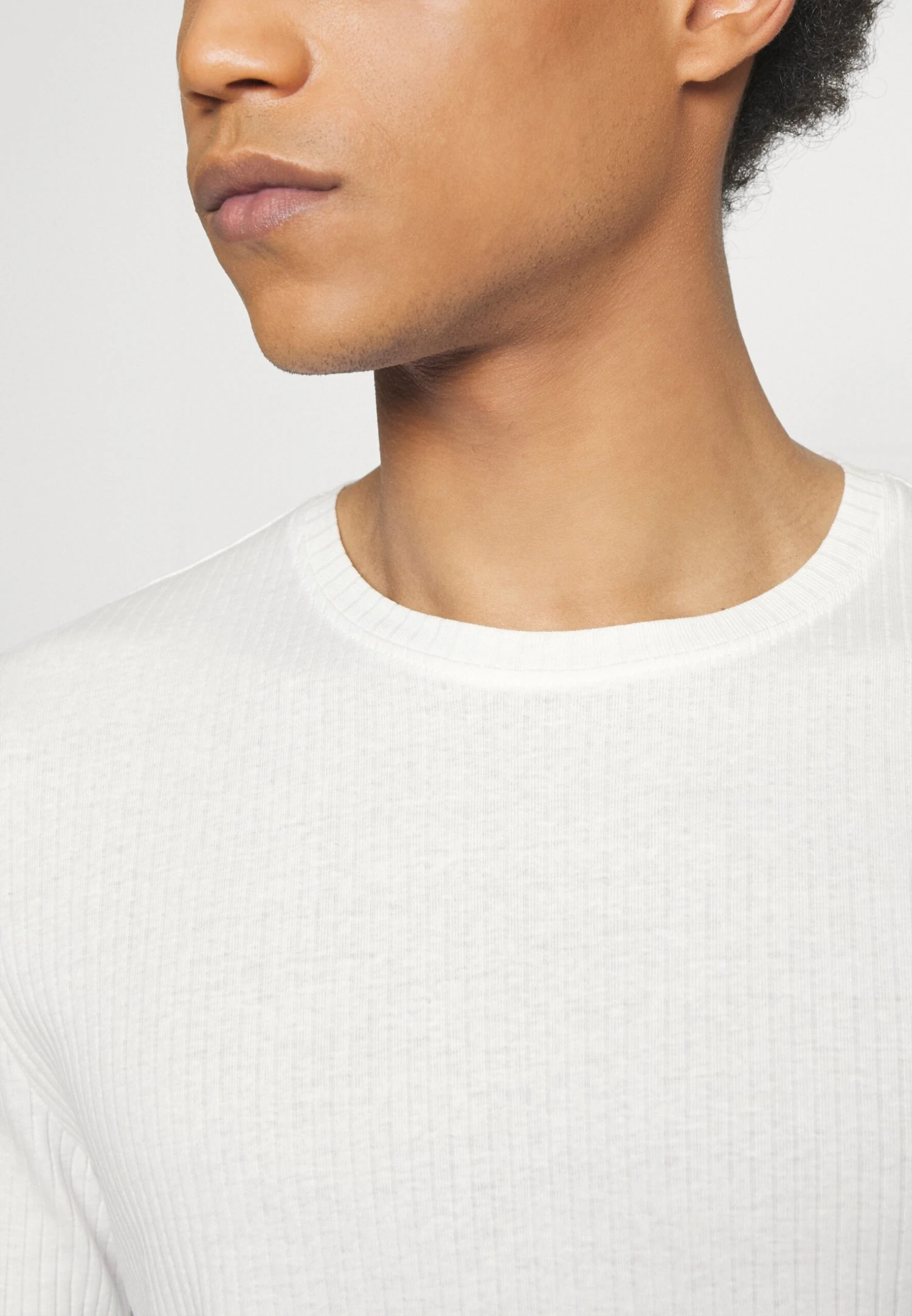 Pier One Slim Fit Ribbed T-Shirt 2 Pack - T-Shirts - White/Black 6 Pier One Slim Fit Ribbed T-Shirt 2 Pack - T-Shirts - White/Black - Bilde 6