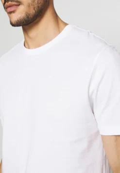 Pier One 5 Pack - T-Shirts - White/Black/Bordeaux -Boutique mote herrebutikk 4a6de0d2b72e4f1290d4d17a26a3cd34 scaled