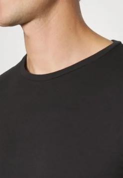 Pier One 3 Pack Muscle Fit- T-Shirts - Black -Boutique mote herrebutikk 4bb67ef78ddb494cb68f3fbd13ed6a54 scaled