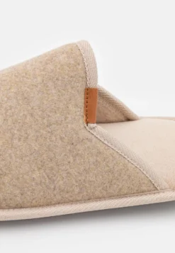 Pier One Tøfler - Beige -Boutique mote herrebutikk 4bb8e183218649be8d160cd154643fa0 scaled