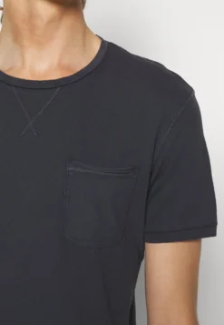 Pier One Garment Tee - T-Shirts - Dark Blue -Boutique mote herrebutikk 4c19e0769c0845c8850e7b85a7aad063 scaled