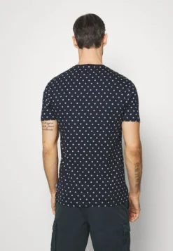 Pier One 3 Pack - T-Shirts Med Print - White/Dark Blue/Red -Boutique mote herrebutikk 4cc0d7bd171340c7ac647ce1c72a9c5e scaled