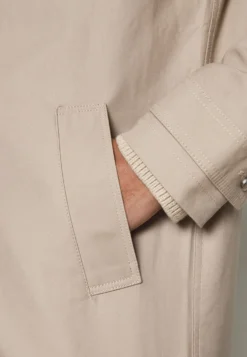 Pier One Commuter Coat- Kort Kåpe / Frakk - Tan -Boutique mote herrebutikk 4ef4ad0f60904e2a9c12d606b1474ddb scaled