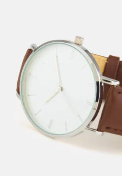 Pier One Unisex - Klokke - Brown 7 Pier One Unisex - Klokke - Brown -Boutique mote herrebutikk 4f1c6bbcacda485eb81e287421339e84 scaled
