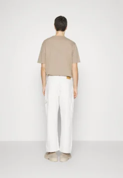 Pier One Carpenter Colored Twill- Jeans Straight Leg - Off-White -Boutique mote herrebutikk 4fab3a7ad84e43dfa273cbbbc4f63ebc scaled