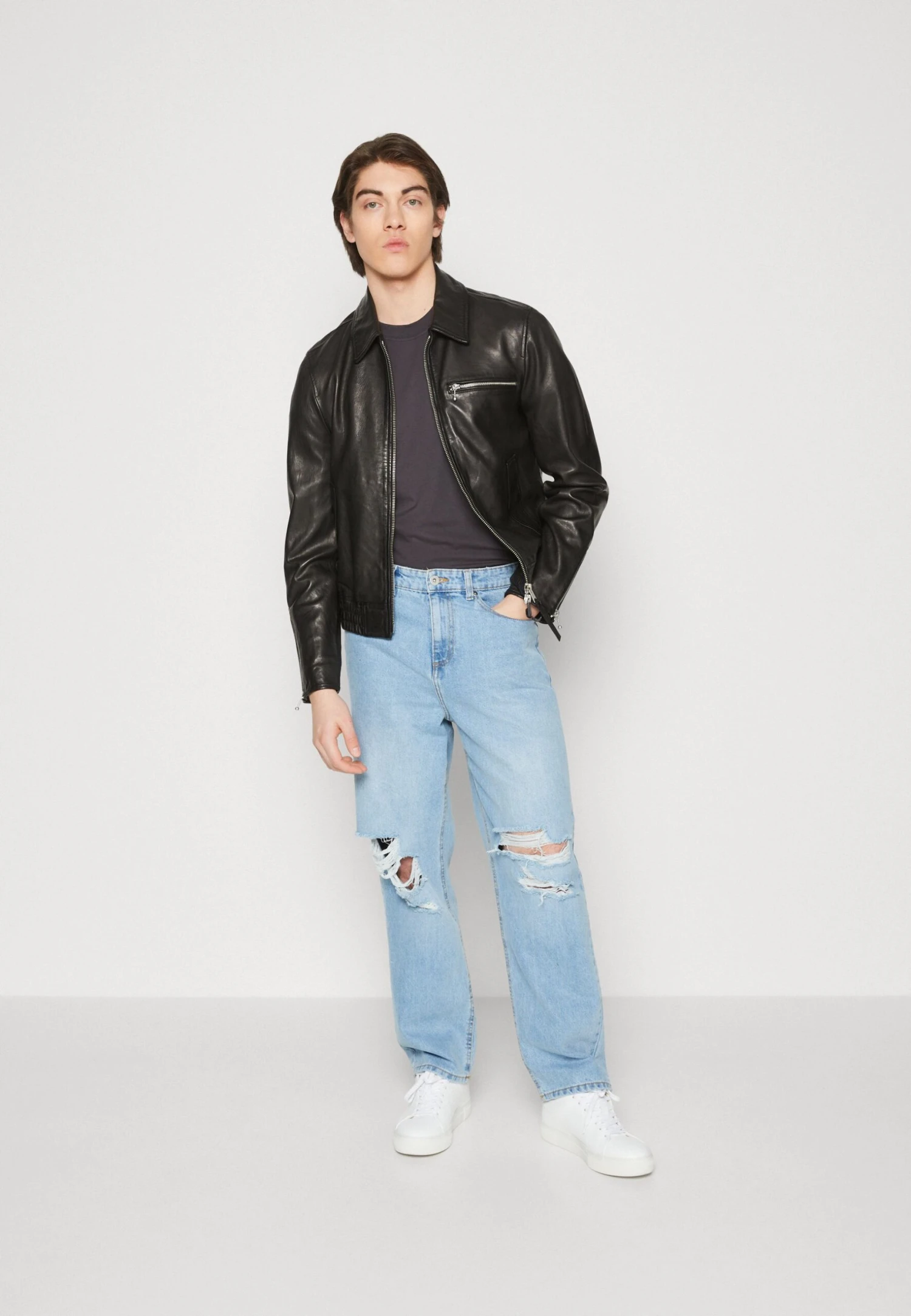 Pier One Distress On Knees - Jeans Relaxed Fit - Light Blue Denim 2 Pier One Distress On Knees - Jeans Relaxed Fit - Light Blue Denim - Bilde 2