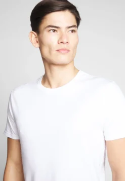 Pier One 2 Pack - T-Shirts - White/Dark Blue -Boutique mote herrebutikk 5d6a04d994e343d2903cc2c1666bad4b scaled