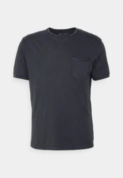 Pier One Garment Tee - T-Shirts - Dark Blue -Boutique mote herrebutikk 5f4bc9549dd945b7854a3b8c10444077 scaled