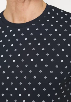 Pier One 3 Pack - T-Shirts Med Print - White/Dark Blue/Red -Boutique mote herrebutikk 5fcb9053133a4f0cbf3c72e8cff6c432 scaled