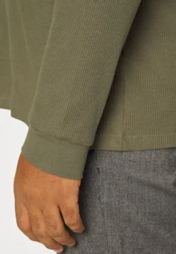 Pier One Topper Langermet - Olive 11 Pier One Topper Langermet - Olive -Boutique mote herrebutikk 612d7def041345c5919aa60fd72cef62 scaled