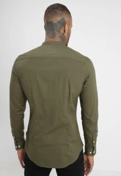 Pier One Muscle Fit Stand- Skjorte - Oliv -Boutique mote herrebutikk 6203a98ce2074a57aa2427fe331f99cb