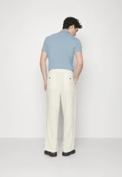 Pier One Drawcord Trousers Linen Blend - Bukse - Off-White 7 Pier One Drawcord Trousers Linen Blend - Bukse - Off-White -Boutique mote herrebutikk 65c988989ad143de851aee47dda41e80 scaled