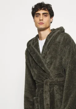 Pier One Badekåpe - Khaki -Boutique mote herrebutikk 65ea8ffbdd2149b7890e34f2b0655607 scaled