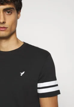 Pier One T-Shirts Med Print - Black 9 Pier One T-Shirts Med Print - Black -Boutique mote herrebutikk 6b19b3d95a3e410fbe067acf773e94ce scaled