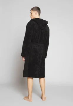 Pier One Badekåpe - Black 8 Pier One Badekåpe - Black -Boutique mote herrebutikk 75a98de977234435b0a886383a91af9e scaled