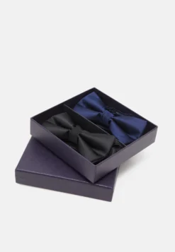 Pier One 2 Pack - Bow Tie - Black/Dark Blue -Boutique mote herrebutikk 76e16010c9474142a873778acb358660 scaled