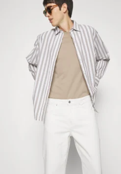 Pier One Carpenter Colored Twill- Jeans Straight Leg - Off-White -Boutique mote herrebutikk 77b17a64a879489bb9510906e2f8dbc4 scaled