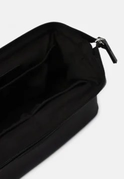 Pier One Toalettmappe - 802 - Black -Boutique mote herrebutikk 7aa537de0d9045aaa803a044e8f7ffbf scaled