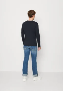 Pier One Topper Langermet - Red/Dark Blue/Mottled Light Grey -Boutique mote herrebutikk 7ad68d8285f54f8f8b74b48059c8113e scaled