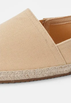 Pier One Rena Espadrille Unisex - Loafers - Beige 11 Pier One Rena Espadrille Unisex - Loafers - Beige -Boutique mote herrebutikk 7bf9f79cf7ad4df8a90b17f86d74fca8 scaled