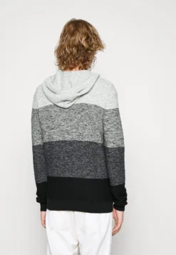 Pier One Strikkegenser - Grey -Boutique mote herrebutikk 7da42d23a4224f008b7aa613710692f7 scaled