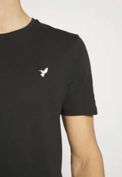 Pier One 5 Pack - T-Shirts - White/Black/Dark Blue -Boutique mote herrebutikk 7ff9eb908aaf4b98b2151695076bad57 scaled